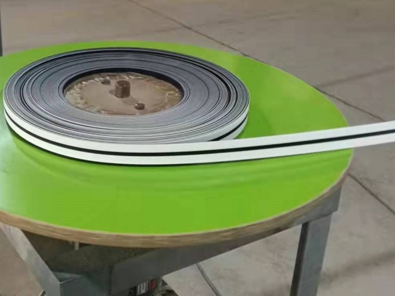 Maskin för extrudering av möblers kantbandning